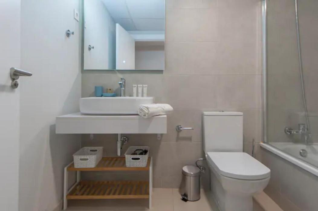 Apartamento Moderno Y Lujoso Apartamento En Urbanizacion Privada Con Terraza De Diseño En Valdebebas / Ciudad Deportiva Real / Feria De Madrid