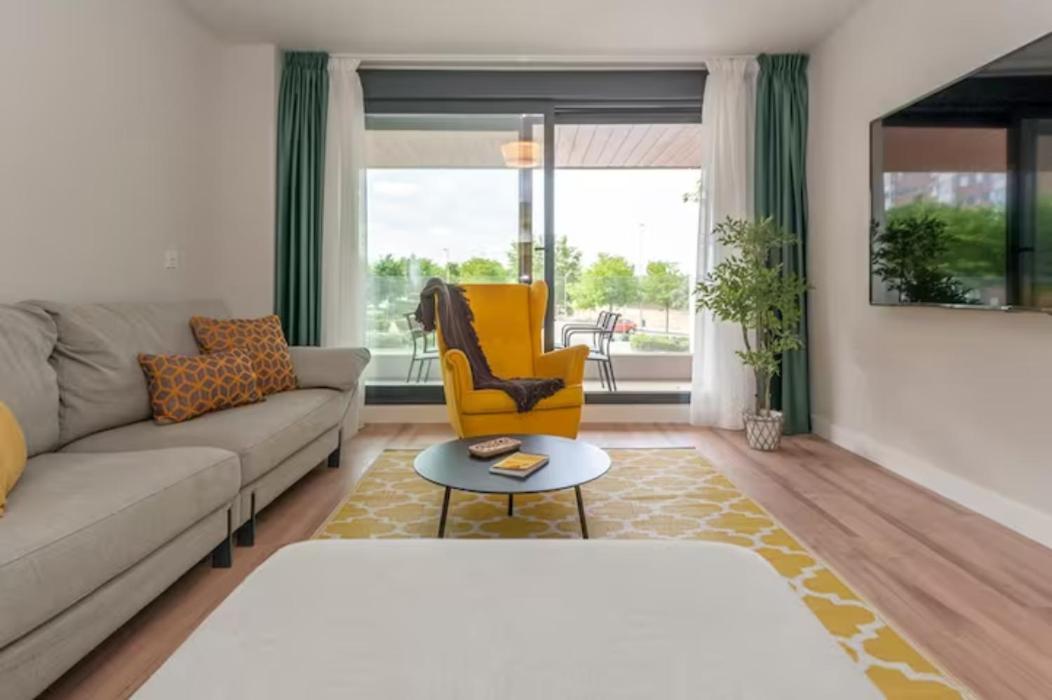 Apartamento Moderno Y Lujoso Apartamento En Urbanizacion Privada Con Terraza De Diseño En Valdebebas / Ciudad Deportiva Real / Feria De Madrid